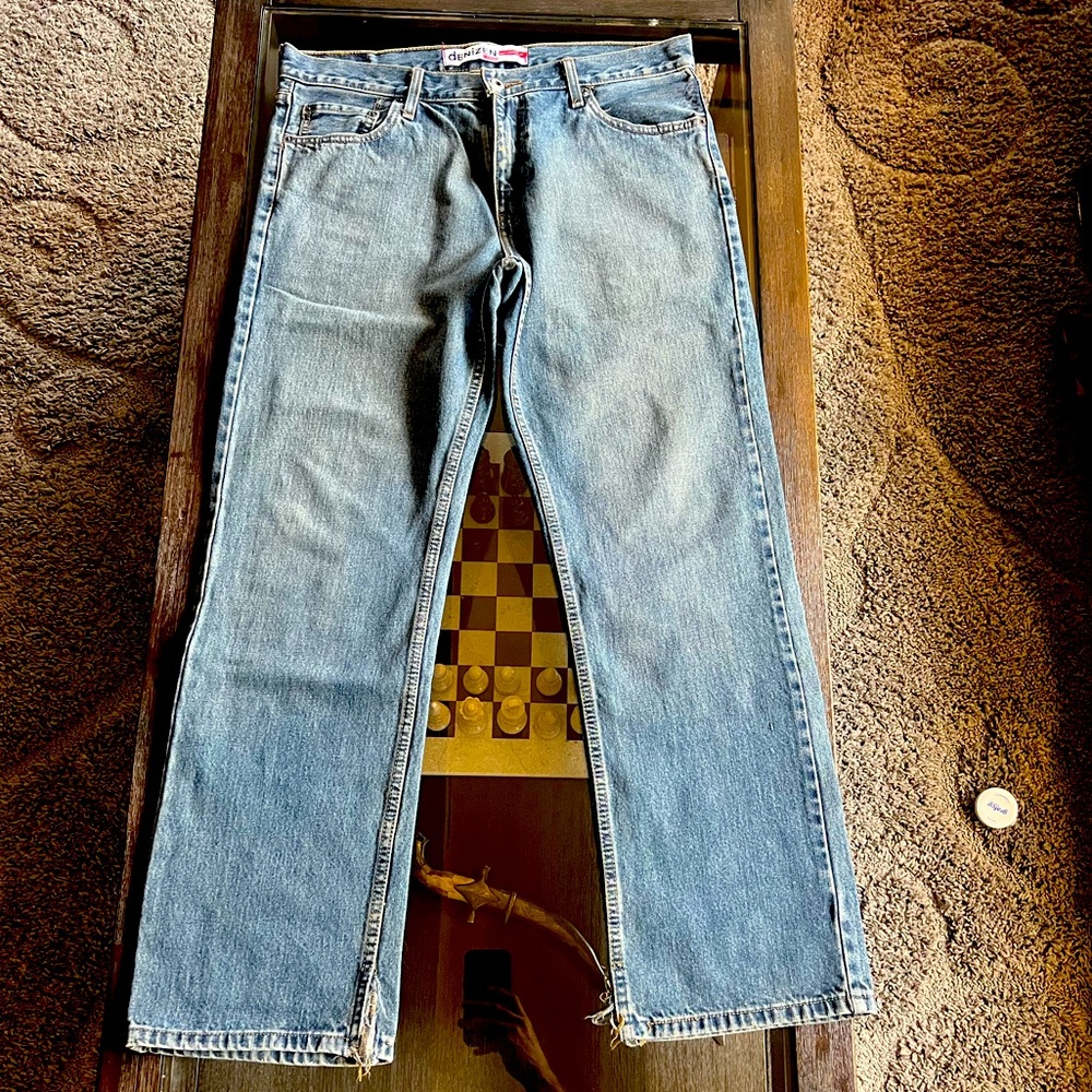 33x32 Denizen Levis blue jeans ripped at feet cuffs